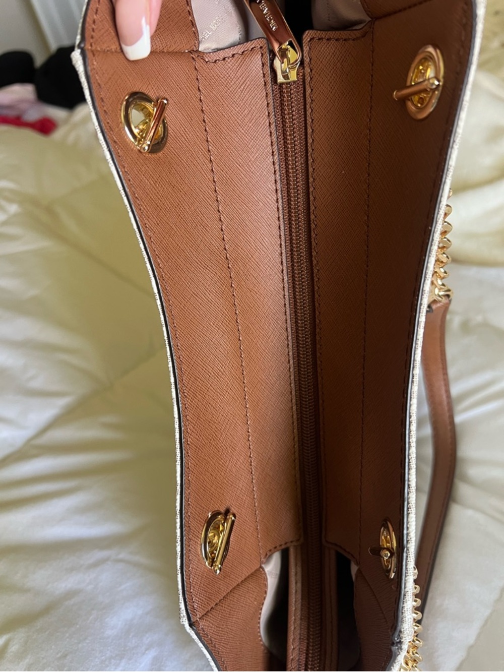 Michael Kors Jet Set Travel Signature Bag - Picture 10 of 11